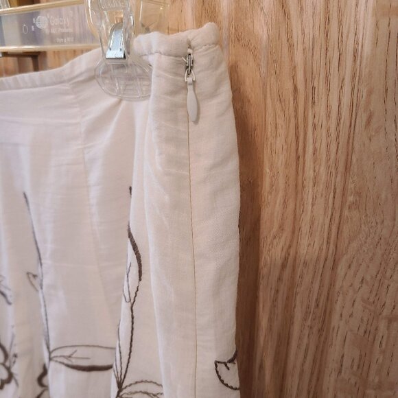 Vintage-Inspired Floral Embroidered Midi Skirt - Picture 4 of 11